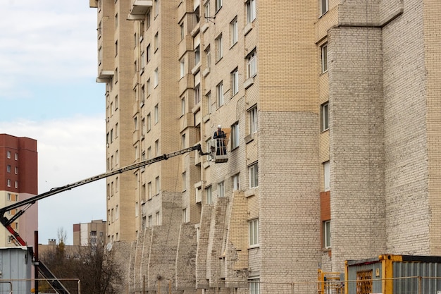 Ремонт в квартире. счастливая молодая женщина красит стену желтой краской Фотография, картинки, изображения и сток-фотография без роялти. Image 138872882.